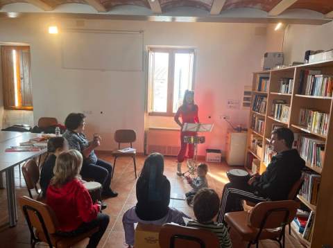 Ares del Maestrat vibra al ritmo de la percusión con un taller impartido por la artista Inés García