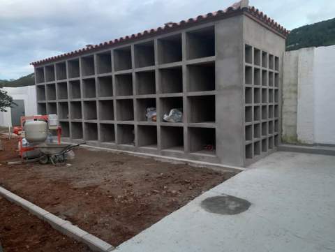 El Ayuntamiento de Santa Magdalena ultima la construcción de nuevos nichos y columbarios en el cementerio municipal dentro del Plan Impulsa