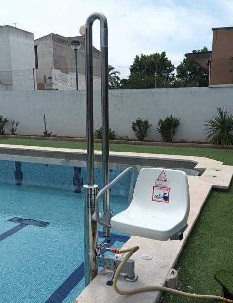 El Ayuntamiento de Alcalà-Alcossebre mejora la accesibilidad de la piscina municipal gracias a una subvención autonómica