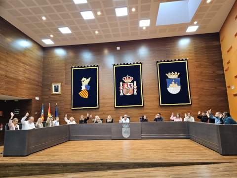 El Pleno de noviembre de Oropesa del Mar reconoce la labor ejemplar de agentes de la Policía Local y del teniente de la Guardia Civil