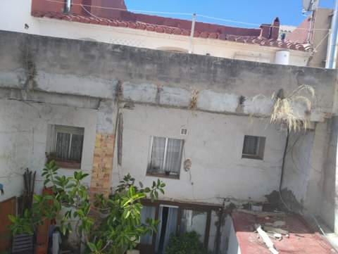 Denuncia vecinal en Oropesa por el peligro estructural de un edificio del casco antiguo y la falta de respuesta municipal