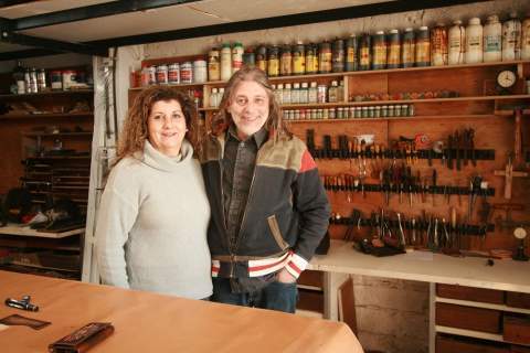 Nelia Valls y Tony García en su taller en La Ribera de Cabanes