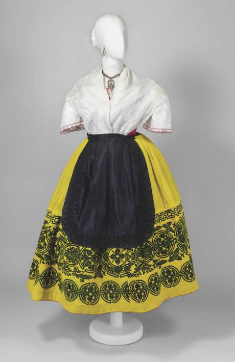 Traje ti?pico, entorno de Requena