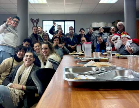 Papá Noel y la solidaridad llenan de sonrisas el Centro Ocupacional de Torreblanca