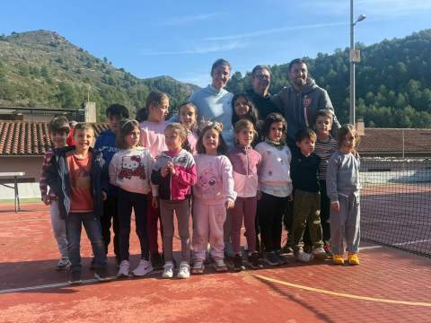 Sara Sorribes protagoniza la fiesta navideña de la extraescolar de tenis de Alfondeguilla