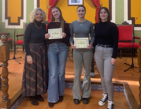 El Ayuntamiento de Cabanes reconoce la excelencia académica de cuatro jóvenes del municipio