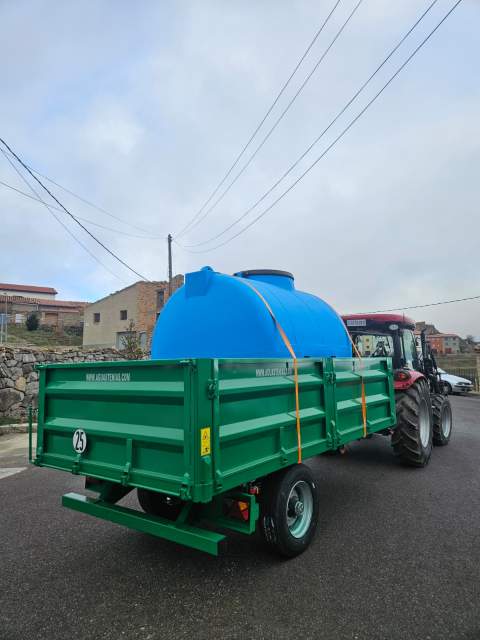 Vistabella del Maestrat amplía su parque de maquinaria municipal con un nuevo remolque y una cisterna de agua